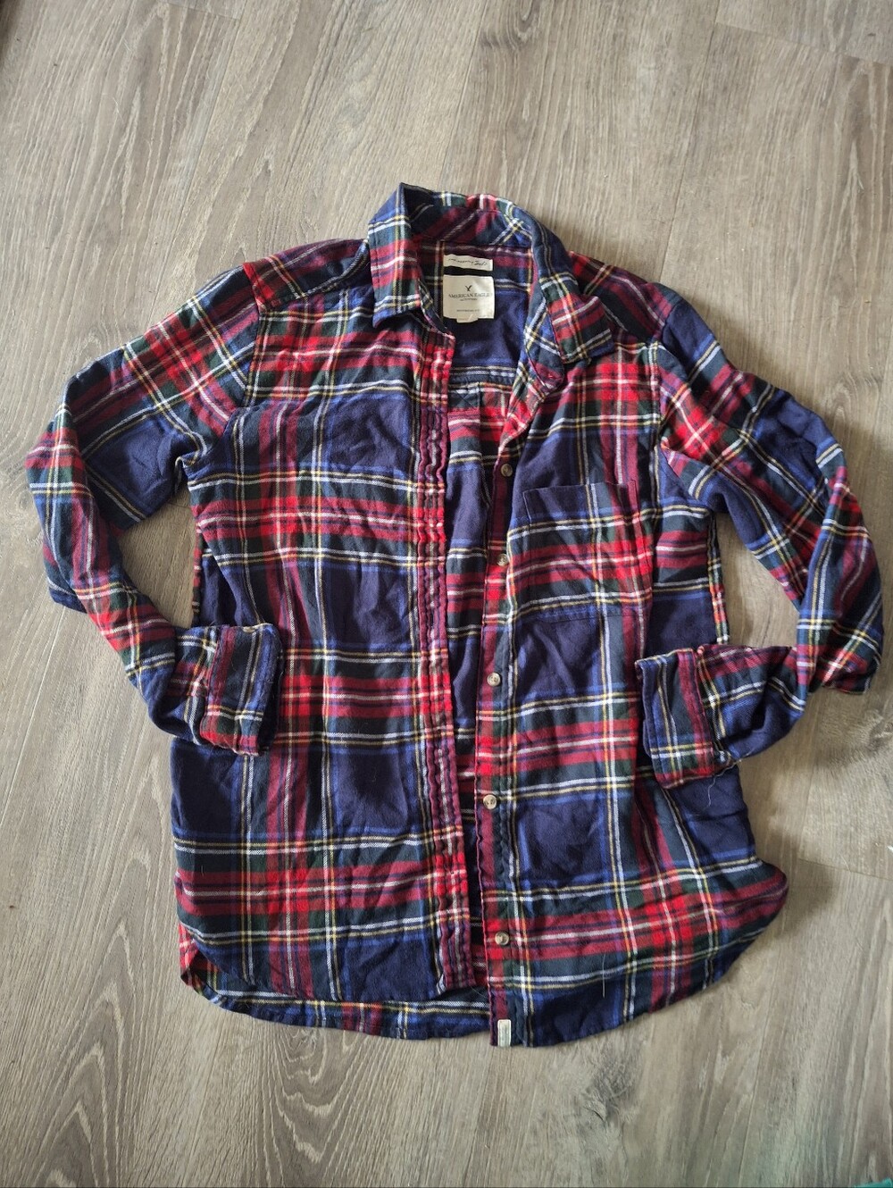 American Eagle Outfitters Red & Navy Plaid Button-Down Shirt Medium